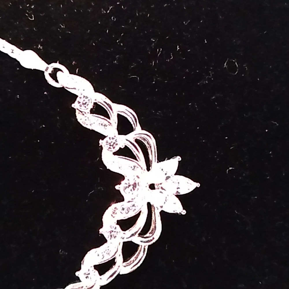 Oggie design 8 inch silver drop necklace